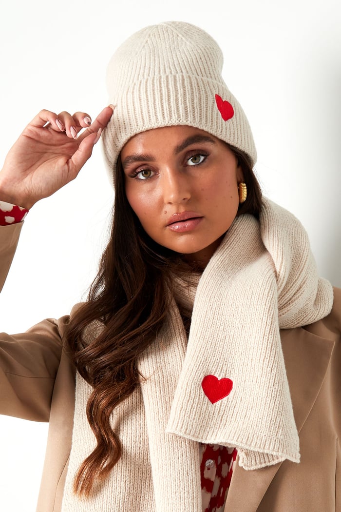 Hat with heart detail h5Picture2